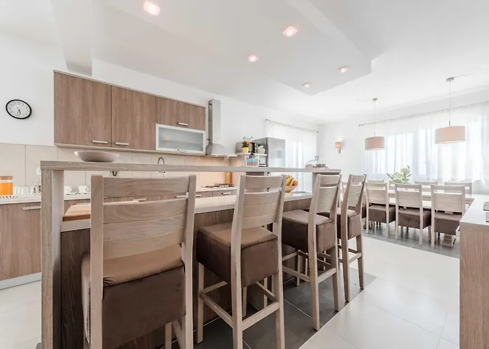 Вилла Four Bedroom With Sea View And Private Pool 8 Debeljak