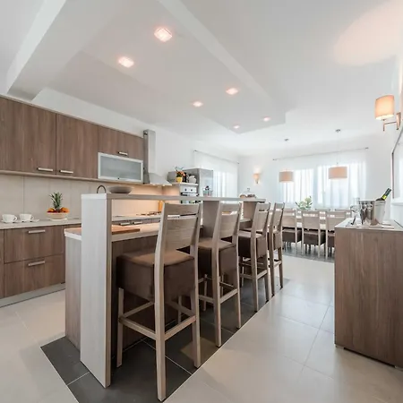 Four Bedroom With Sea View And Private Pool 8 * Debeljak