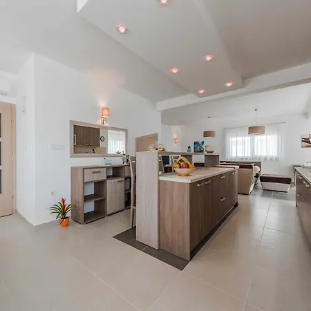 Four Bedroom With Sea View And Private Pool 8 فيلة *
