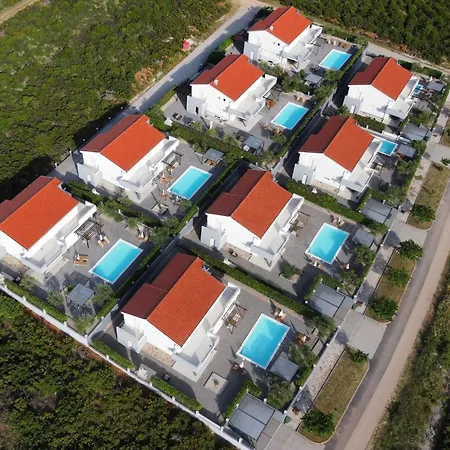 Four Bedroom With Sea View And Private Pool 8 فيلة *