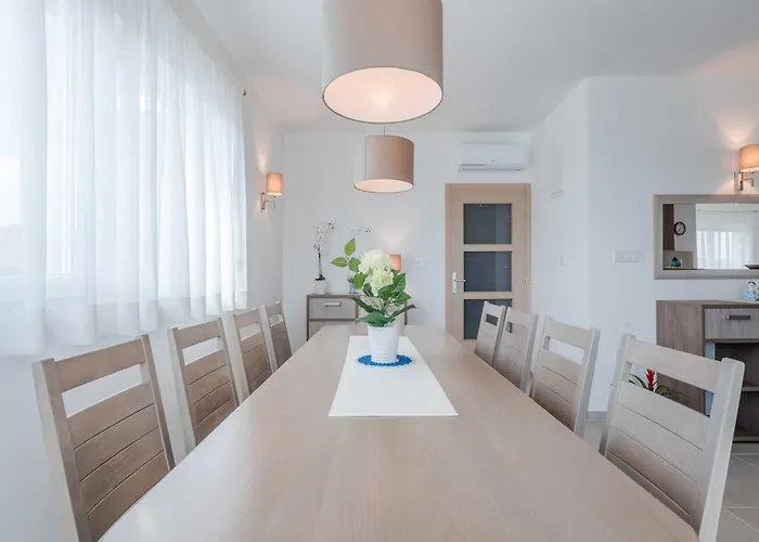 Vila Four Bedroom With Sea View And Private Pool 8