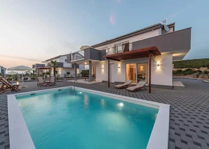 Vila Four Bedroom With Sea View And Private Pool 8